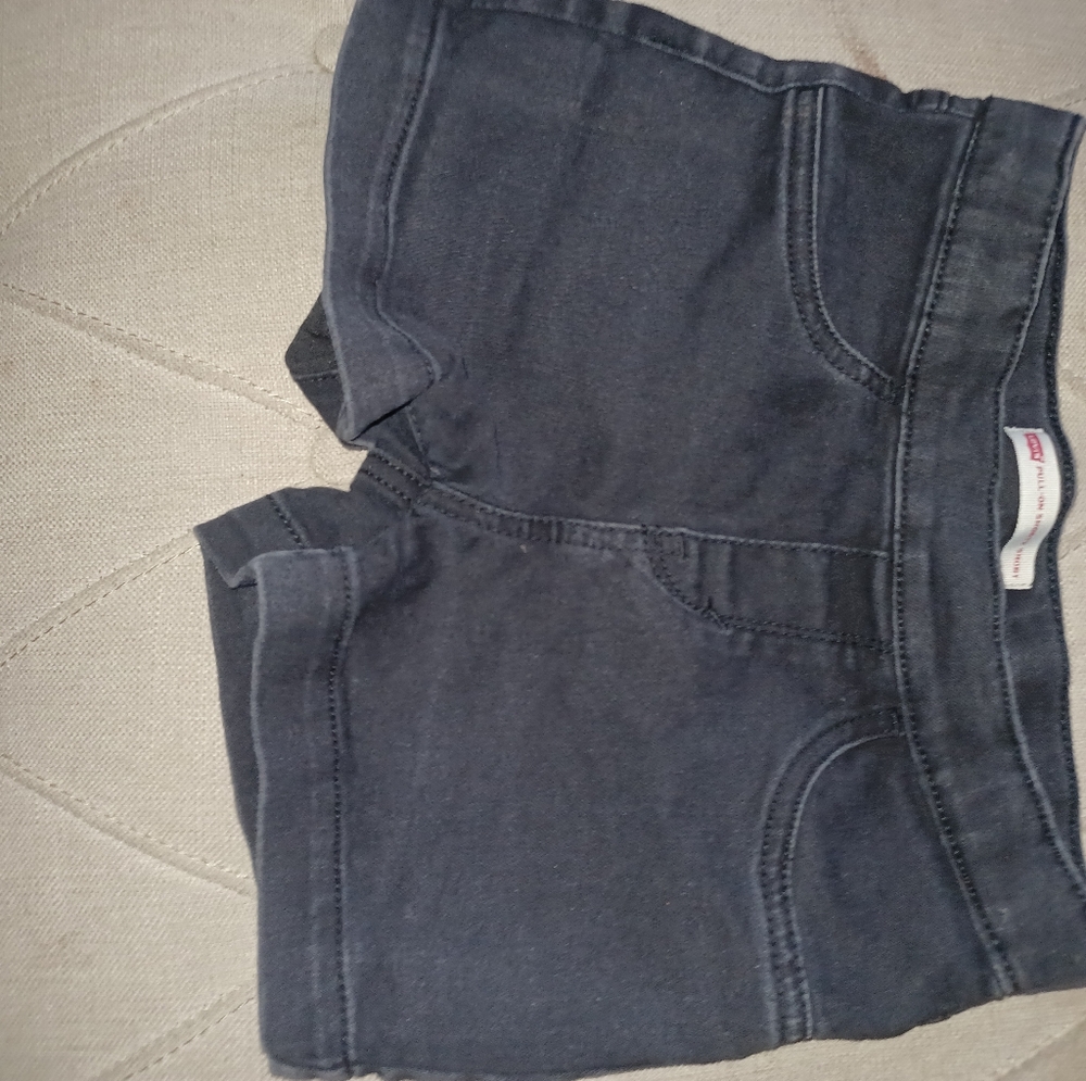 Black Levi's shorts